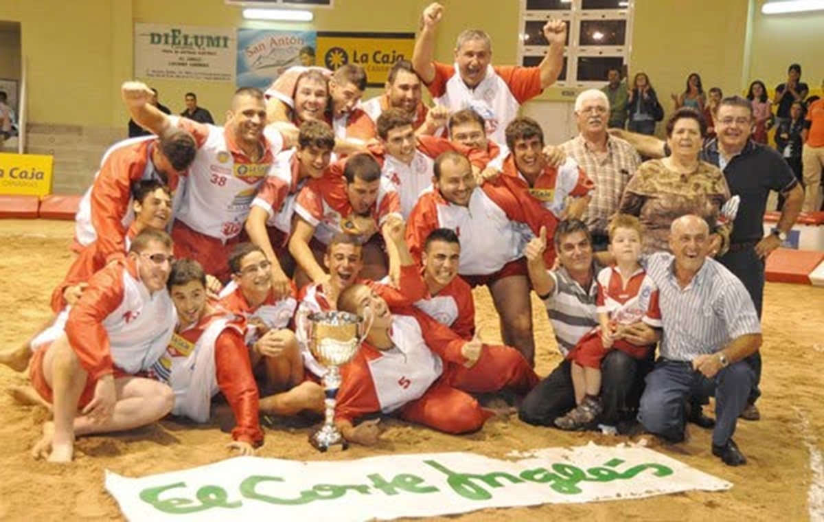 Celebración del equipo con un trofeo